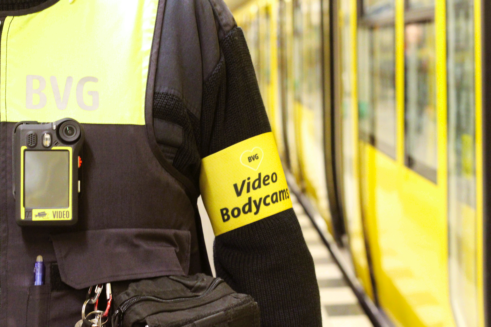 Der Sicherheitsdienst der BVG ist probeweise mit Bodycams im Einsatz.