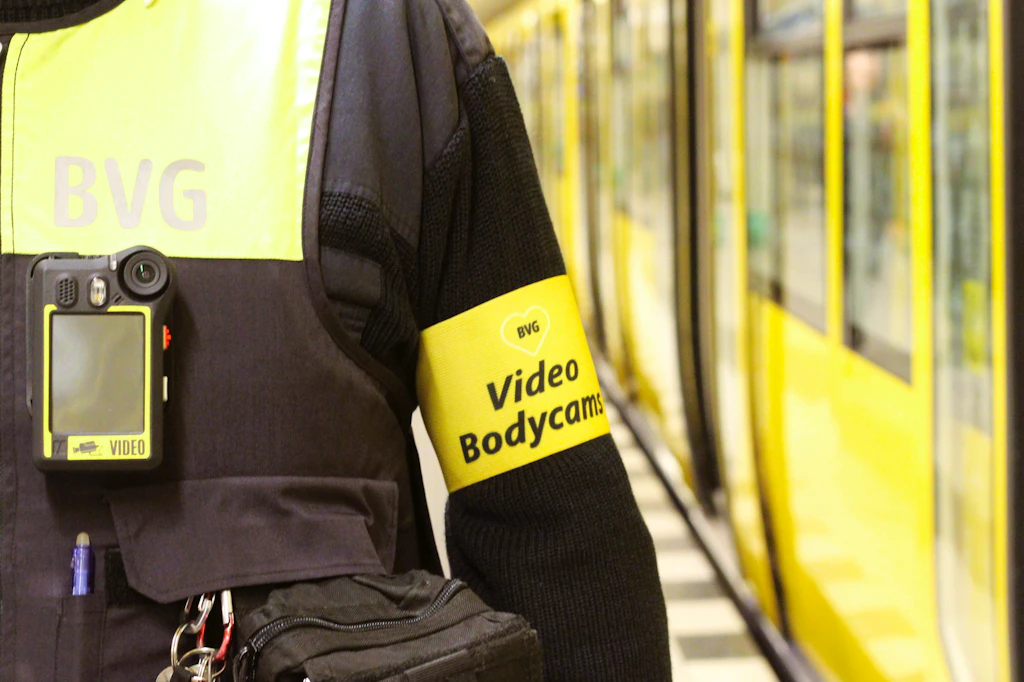 Neues Sicherheitskonzept: Warum fährt die BVG plötzlich auf Bodycams ab?