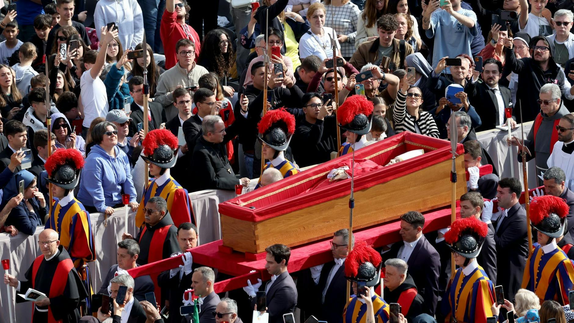 Der Leichnam von Papst Franziskus wird im offenen Sarg über den Petersplatz zum Petersdom überführt. Dort soll er nun drei Tage zu sehen sein.
