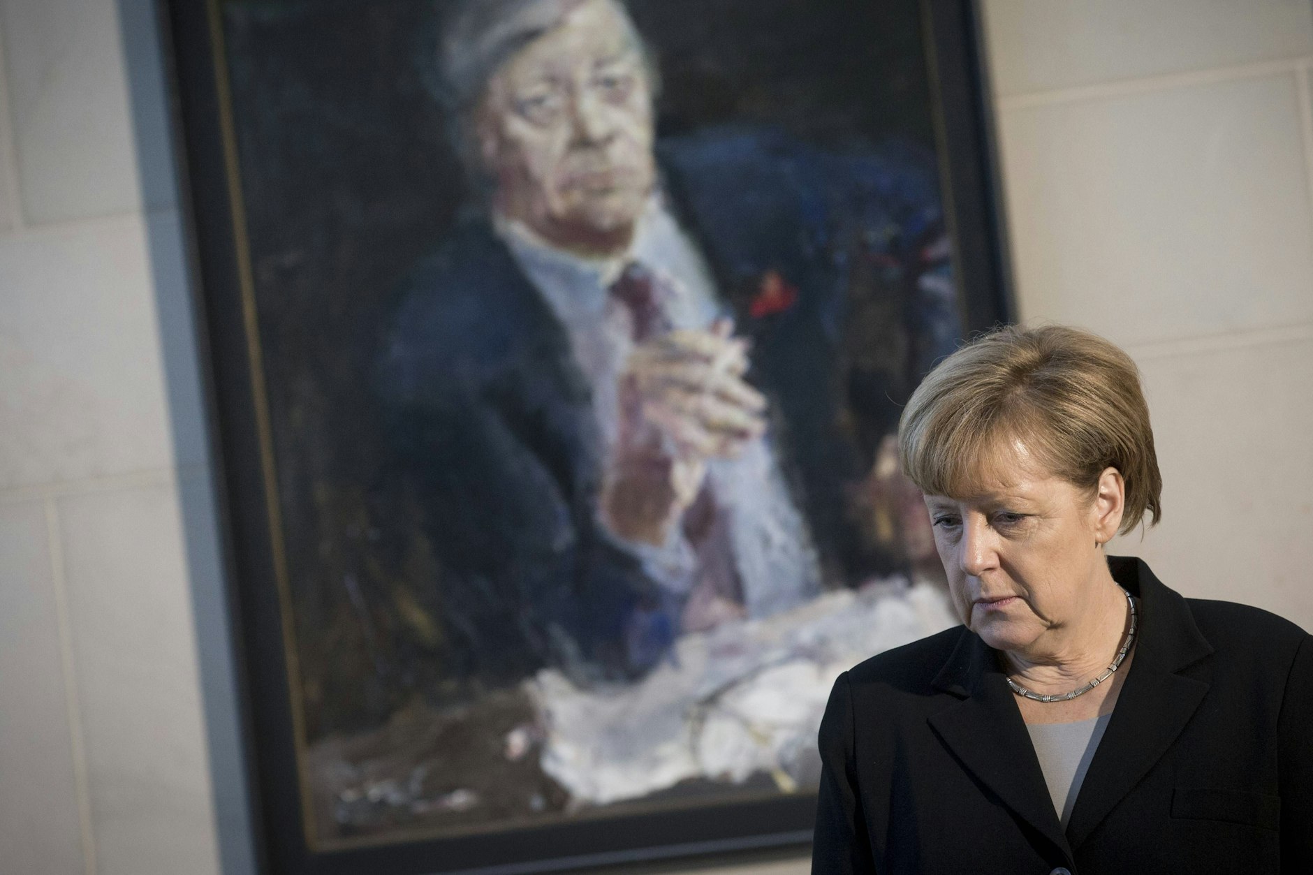 Angela Merkel vor dem Kanzler-Porträt Helmut Schmidts, gemalt 1986 vom Leipziger&nbsp;„Alten Wilden“ Bernhard Heisig.