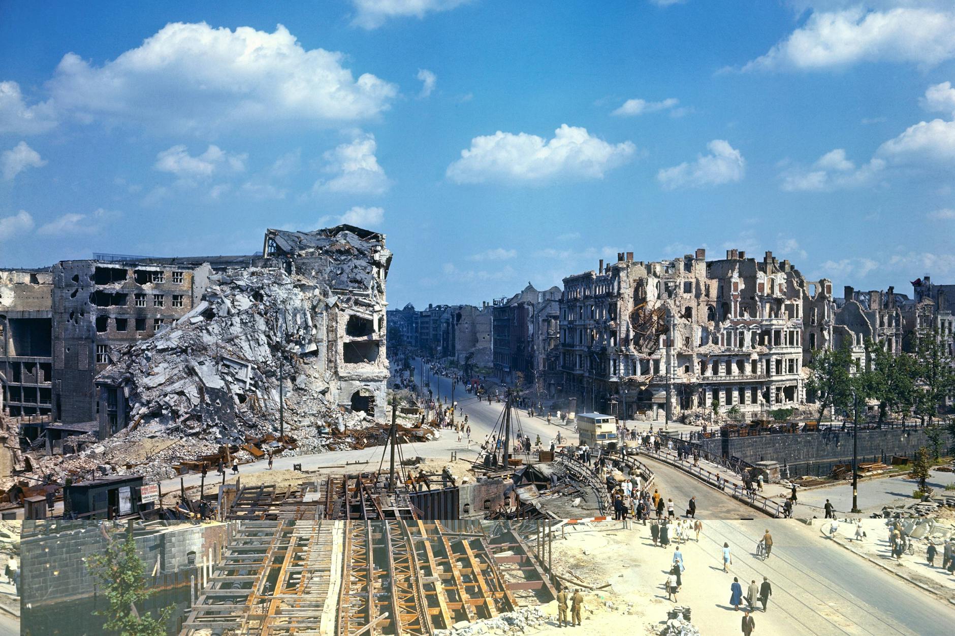 Das Foto zeigt das zerstörte Berlin aus dem Jahr 1945.