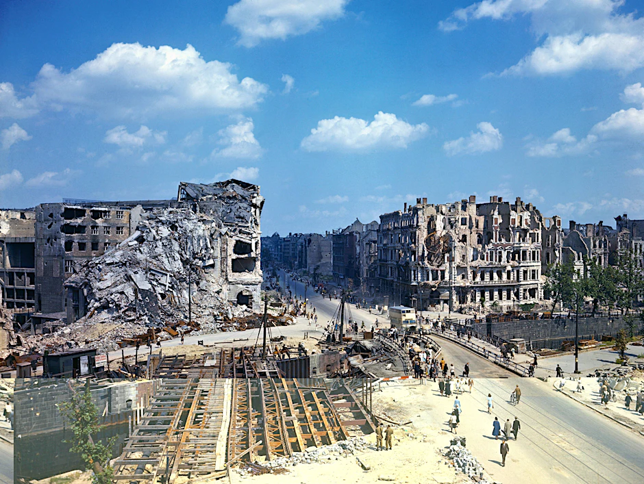 Das Foto zeigt das zerstörte Berlin aus dem Jahr 1945.