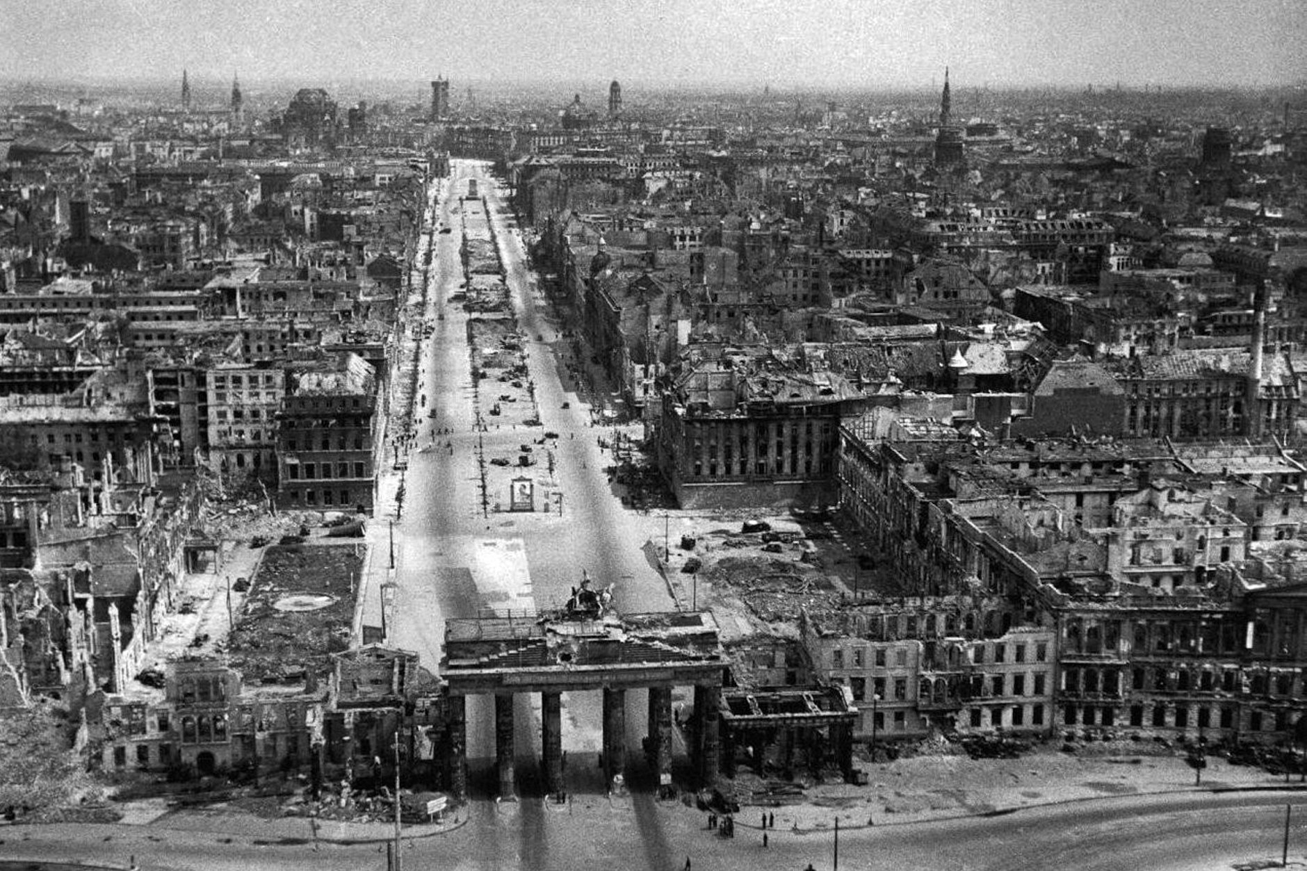 Berlin im Sommer 1945: So endete der Versuch der Nationalsozialisten, Deutschland wahrhaft groß zu machen.