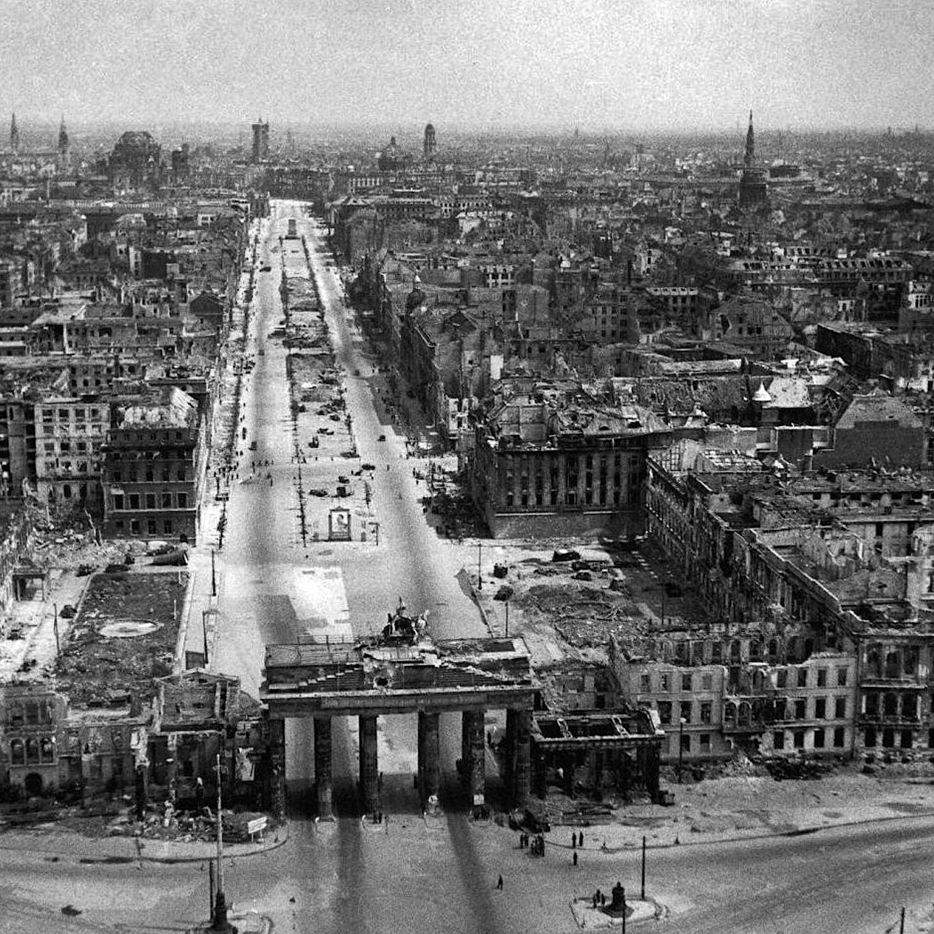 80 Jahre nach Hitlers Krieg: Schwieriges Gedenken zwischen Sowjetgräbern und Ukrainefront