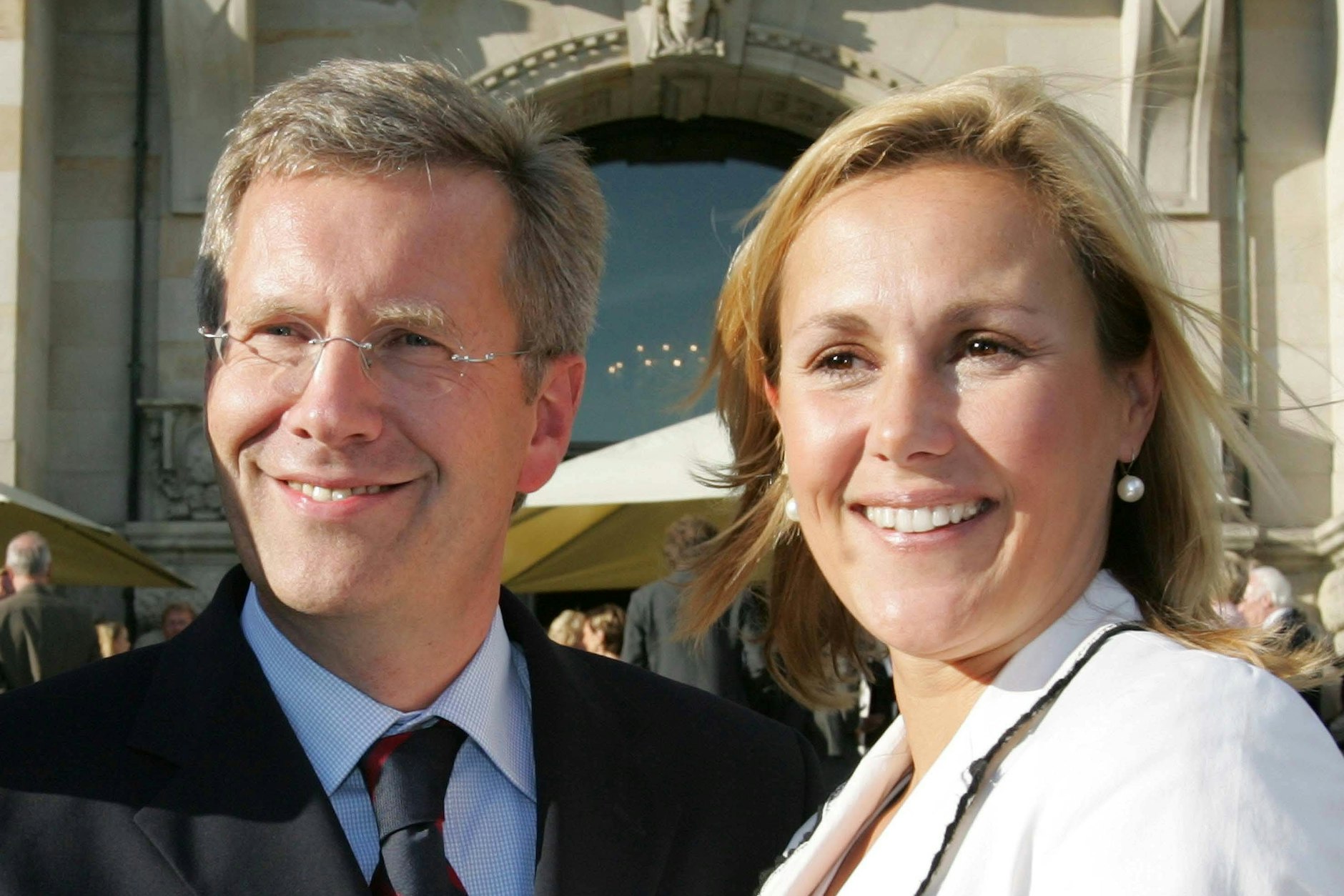 Ein Bild aus besseren Zeiten: Bettina und Christian Wulff haben sich laut offizieller Verlautbarung aus dem Berliner Büro des ehemaligen Staatsoberhaupts vor längerer Zeit endgültig getrennt.