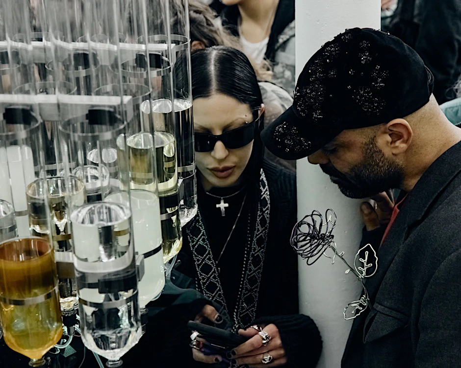 Die Stylistin Peri Rosenzweig und Reference-Gründer Mumi Haiati beim Launch des KI-Parfüms im Dover Street Market in Paris.