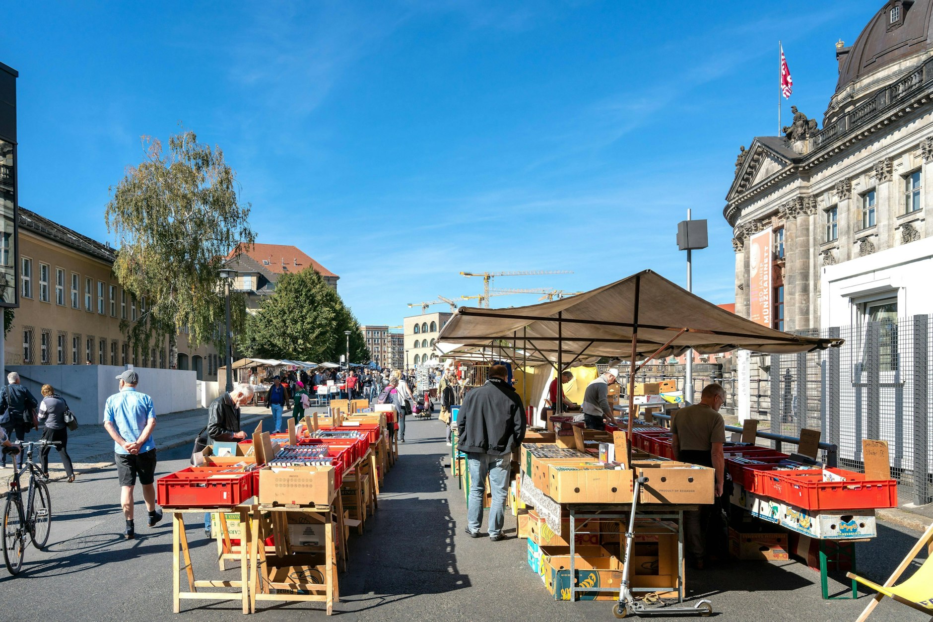 Atmosphärisch und auch ansonsten eine Enttäuschung: der Antik- und Buchmarkt am Bode-Museum.