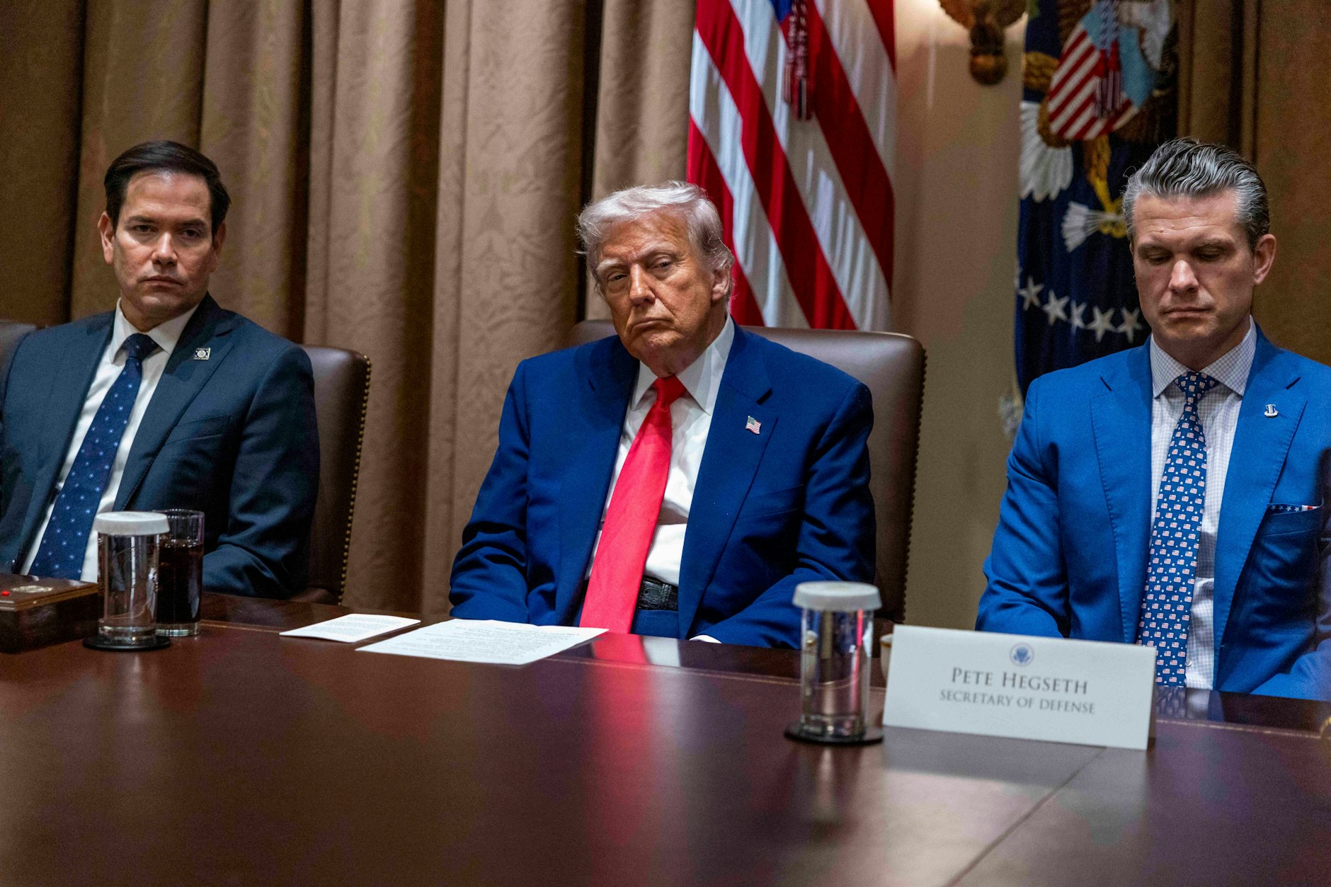 US-Präsident Donald Trump während einer Kabinettssitzung mit Außenminister Marco Rubio (l.) und Verteidigungsminister Pete Hegseth.