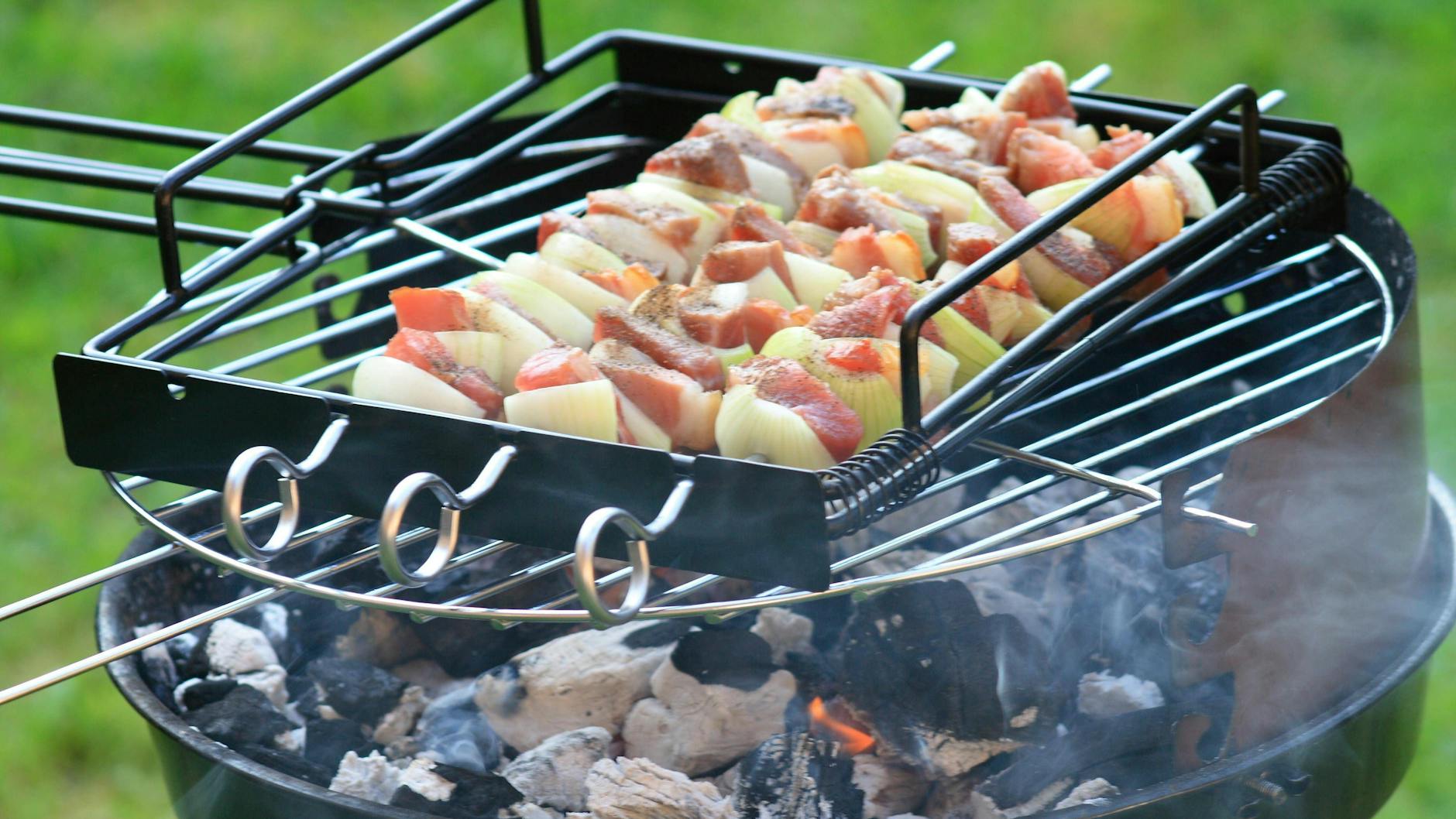 Die fertigen Spieße werden auf dem Grill zubereitet. Zu den Räuberspießen nach unserem Rezept passen dann verschiedene Salate und Grillsoßen.