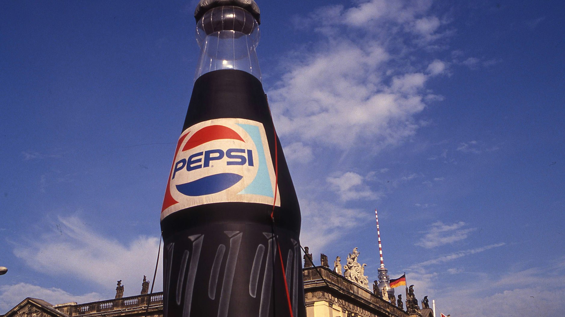 Auch Pepsi kam aus der DDR, wurde in Rostock hergestellt. Diese überdimensionale Flasche warb am Tag der Deutschen Einheit in Berlin (1990).