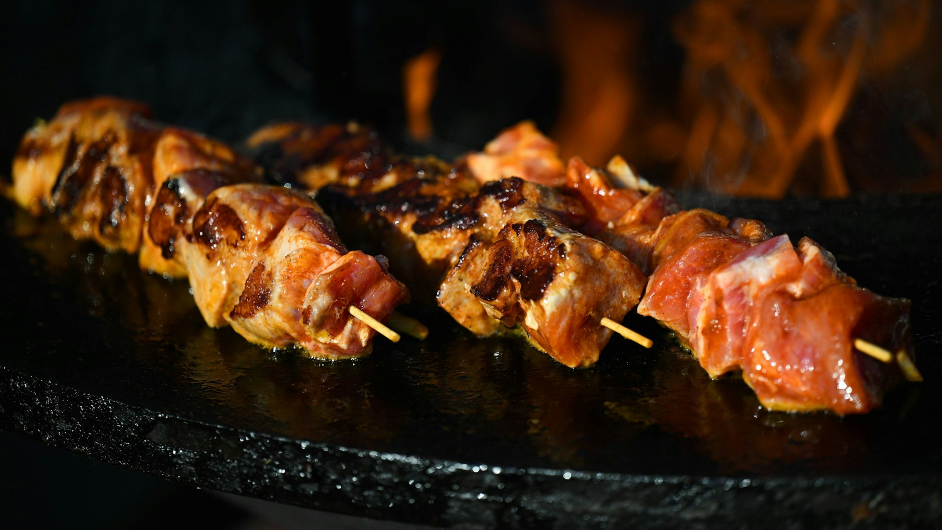 Die würzigen Räuberspieße bereichern jeden Grillabend. Vor allem die Marinade mit Rotwein und Thymian macht das Rezept zu einem richtig edlen Grill-Klassiker.