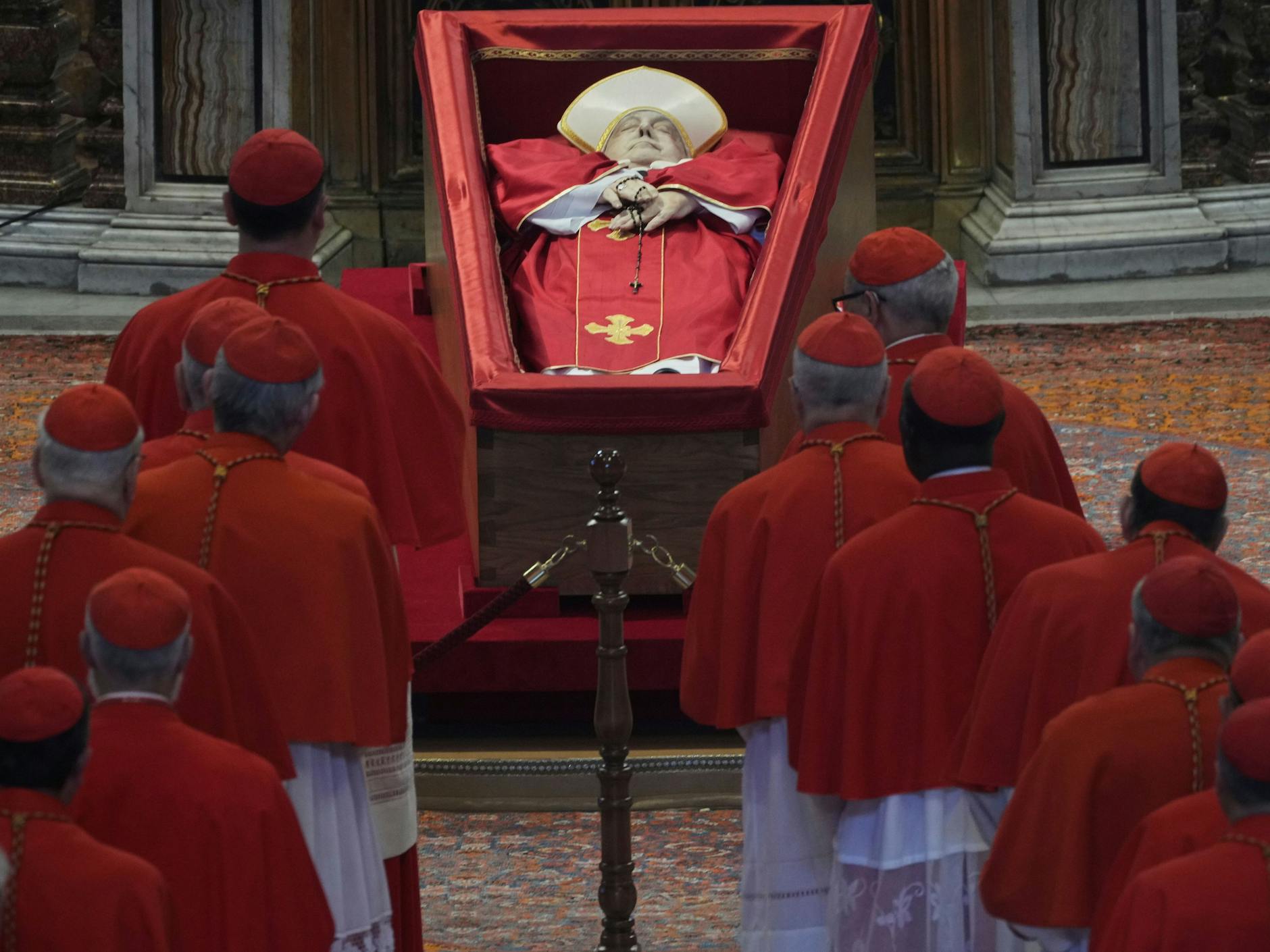 Am Mittwoch wurde die Leiche von Papst Franziskus in den Petersdom überführt. Kardinäle erweisen ihm die letzte Ehre.