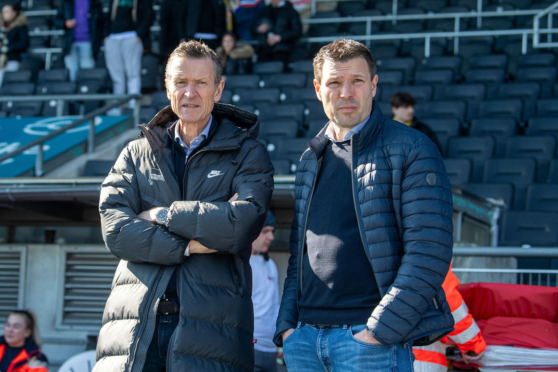 Hertha-Geschäftsführer Tom Herrich und Sportdirektor Benjamin Weber (r.) bläst der Wind nicht nur wegen der Gerüchte um Jonas Boldt ins Gesicht.