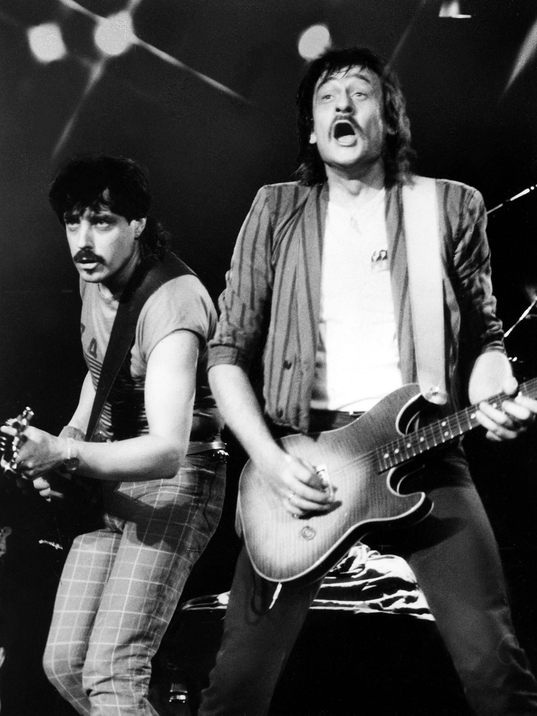 Sänger Dieter Birr und Gitarrist Dieter Hertrampf von den Puhdys bei einem Auftritt im Jahr 1987.