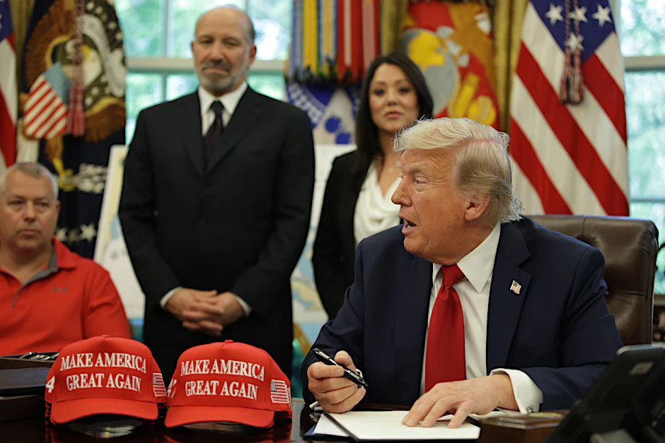 Donald Trump unterzeichnete am Abend neue Dekrete und sagte: „Ich glaube, wir haben einen Deal mit Russland“.