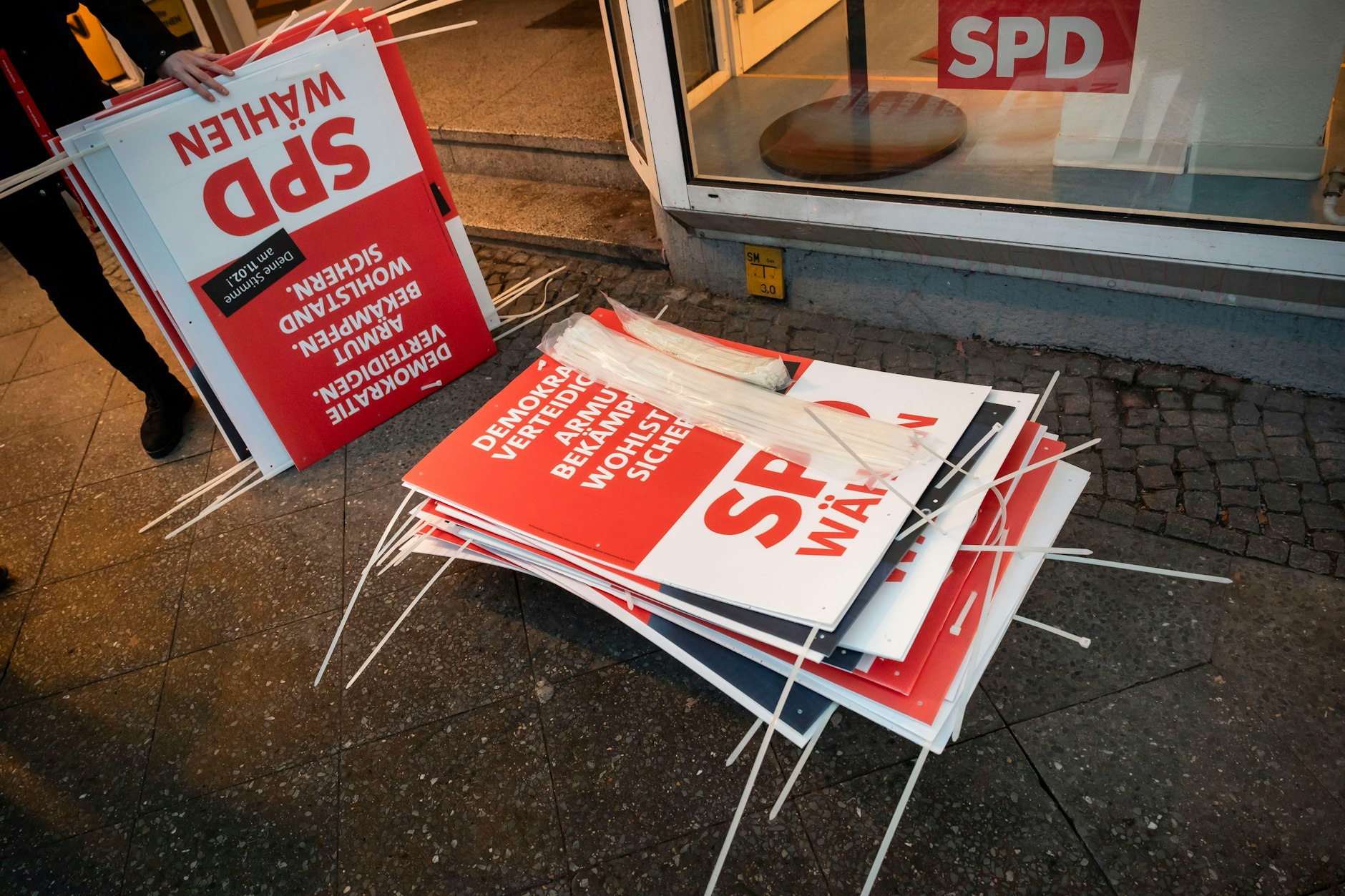 SPD-Mitglieder an einem Wahlkampfstand wurden vergangenes Jahr angegriffen.