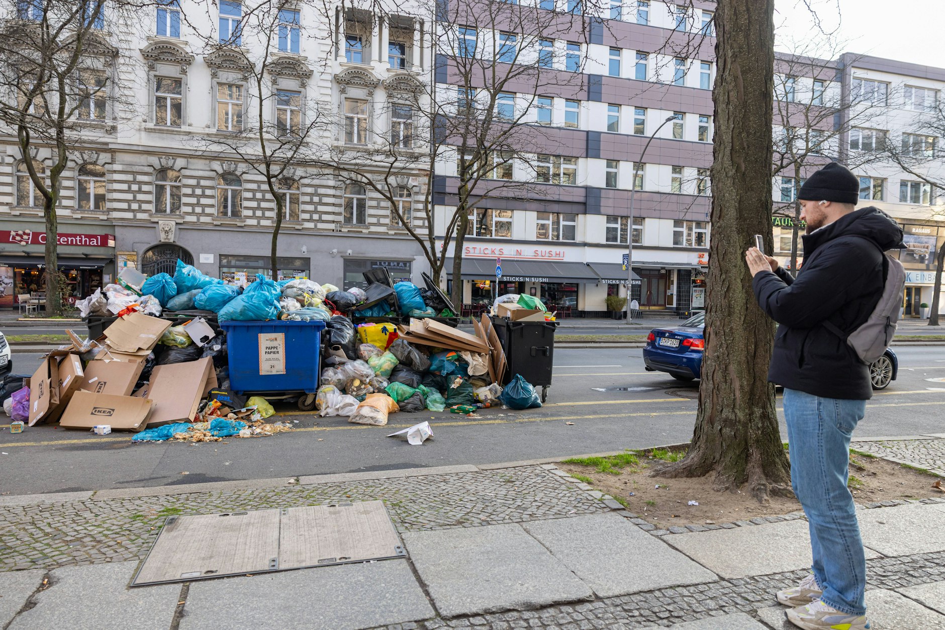 Überquellende Mülltonnen auf Berliner Straßen: die Kantstraße am 15. März 2025