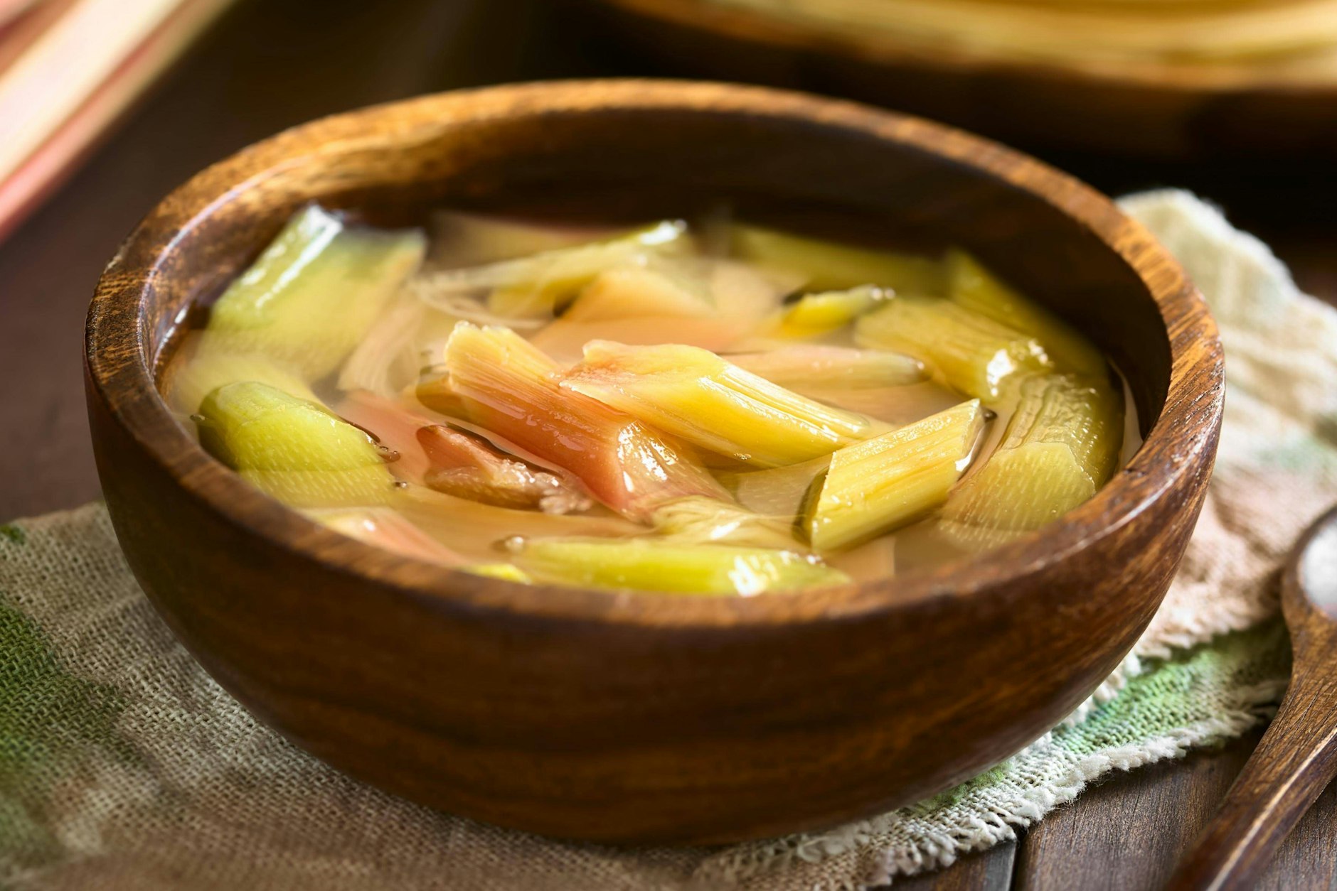 Einfaches Rhabarberkompott kann so lecker sein! Wir haben das Rezept, mit dem schon Uroma ihr Kompott gekocht hat.