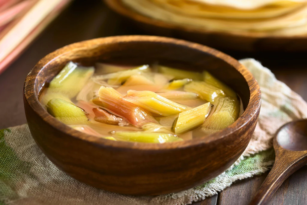 Uromas Rezept für Rhabarberkompott: So gelingt es wie in der DDR!