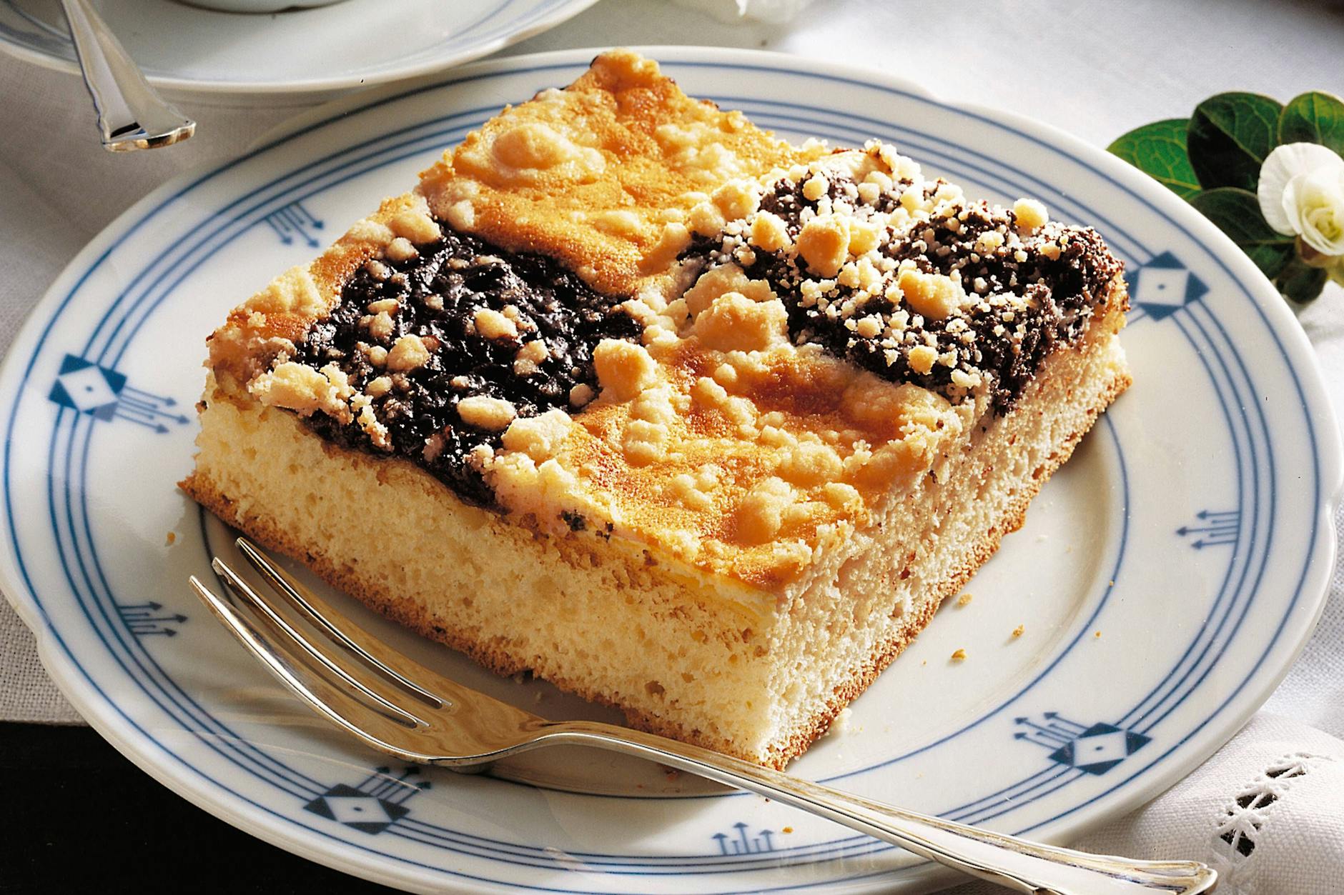 Einfach lecker! Böhmischer Kleckselkuchen ist ein genialer Blechkuchen, der mit seinen verschiedenen Füllungen punktet und trotzdem nicht schwer zu machen ist.