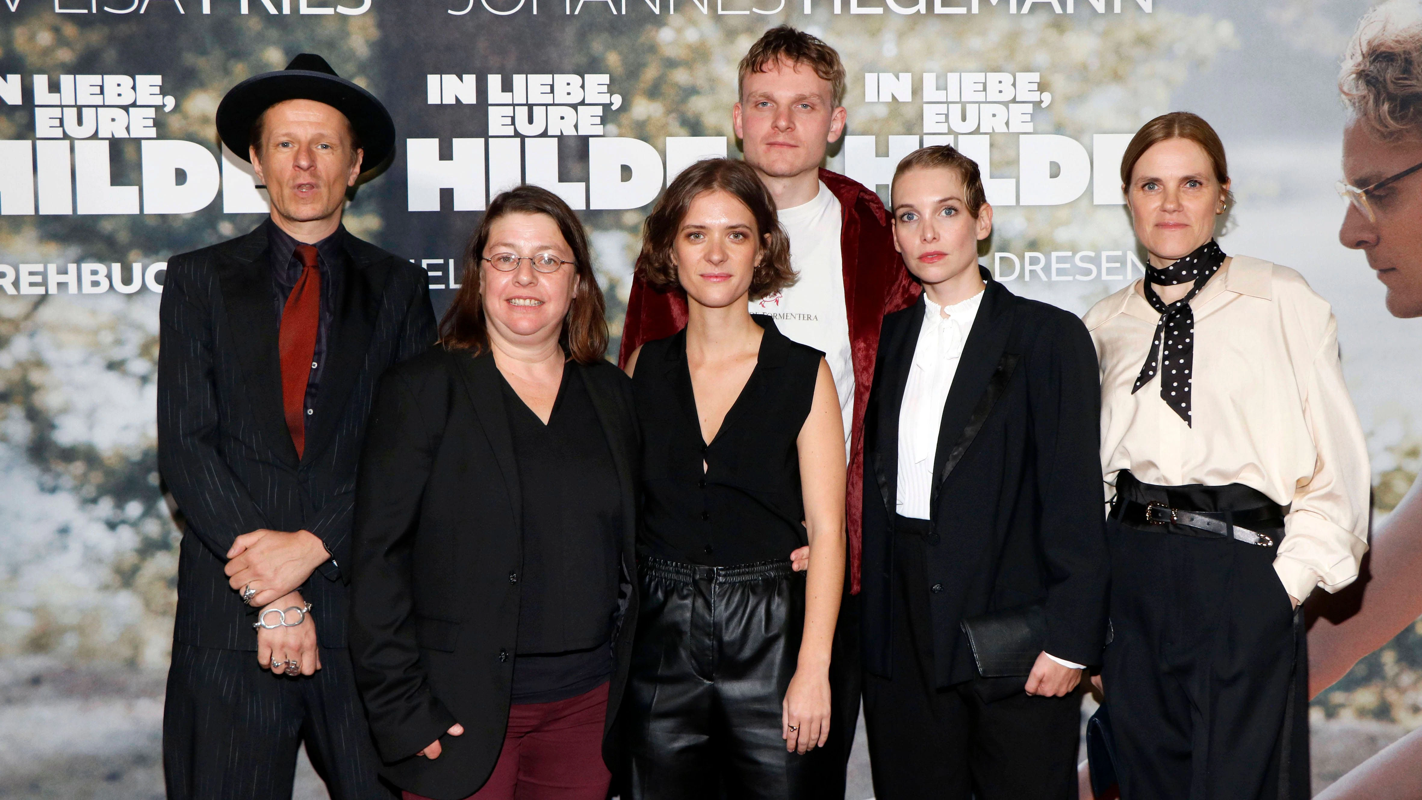 Alexander Scheer mit dem Ensemble des Films „In Liebe, Eure Hilde“. 3. v. l.: Liv Lisa Fries.
