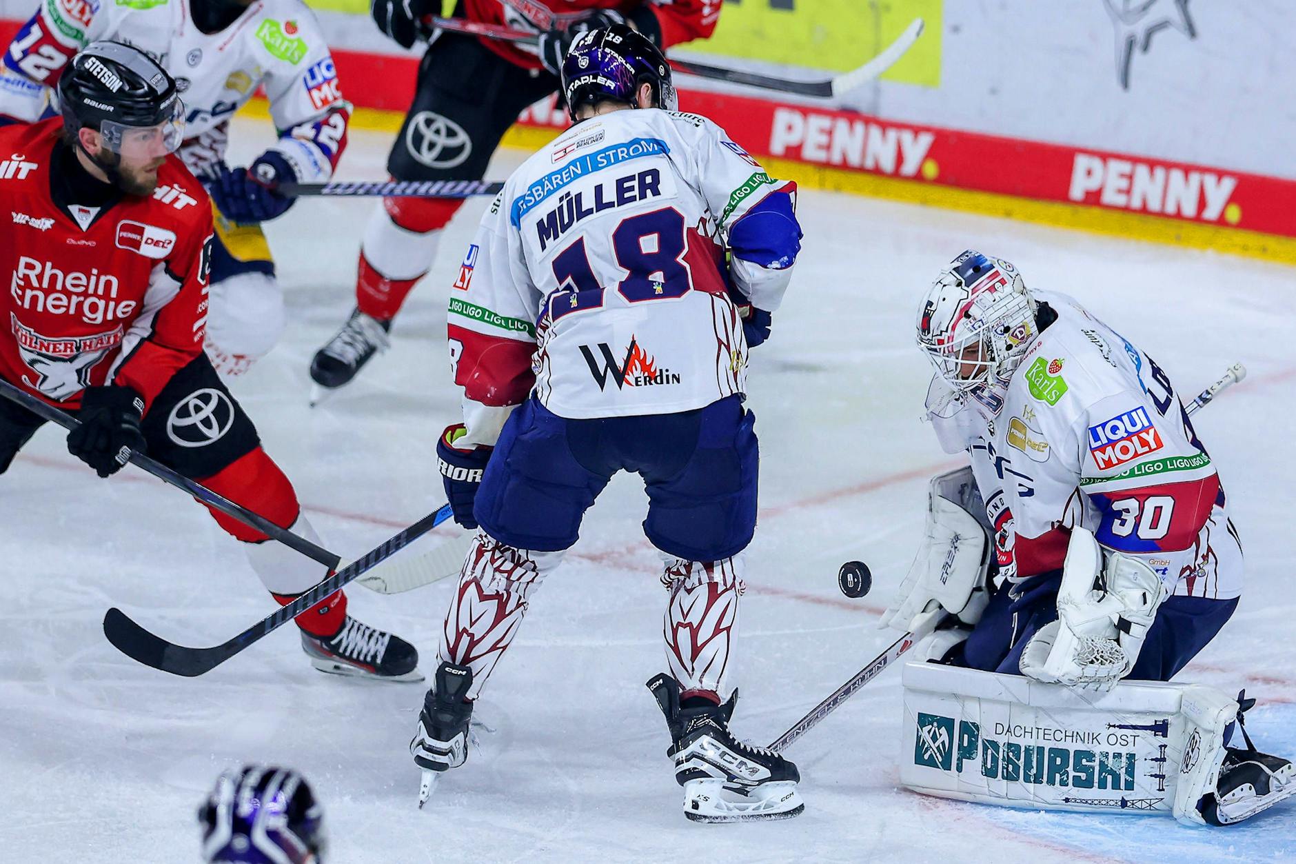 Eisbären-Torwart Jake Hildebrand (r.) behält auch hier den Überblick und lässt sich von den Kölner Haien nicht bezwingen.