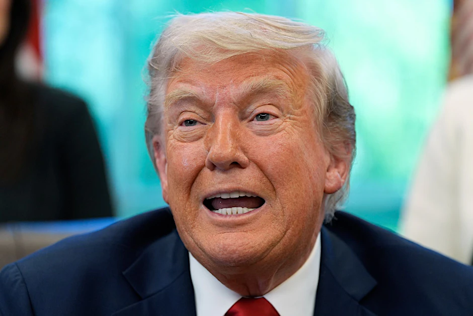 US-Präsident Donald Trump spricht mit Reportern im Oval Office des Weißen Hauses in Washington. 