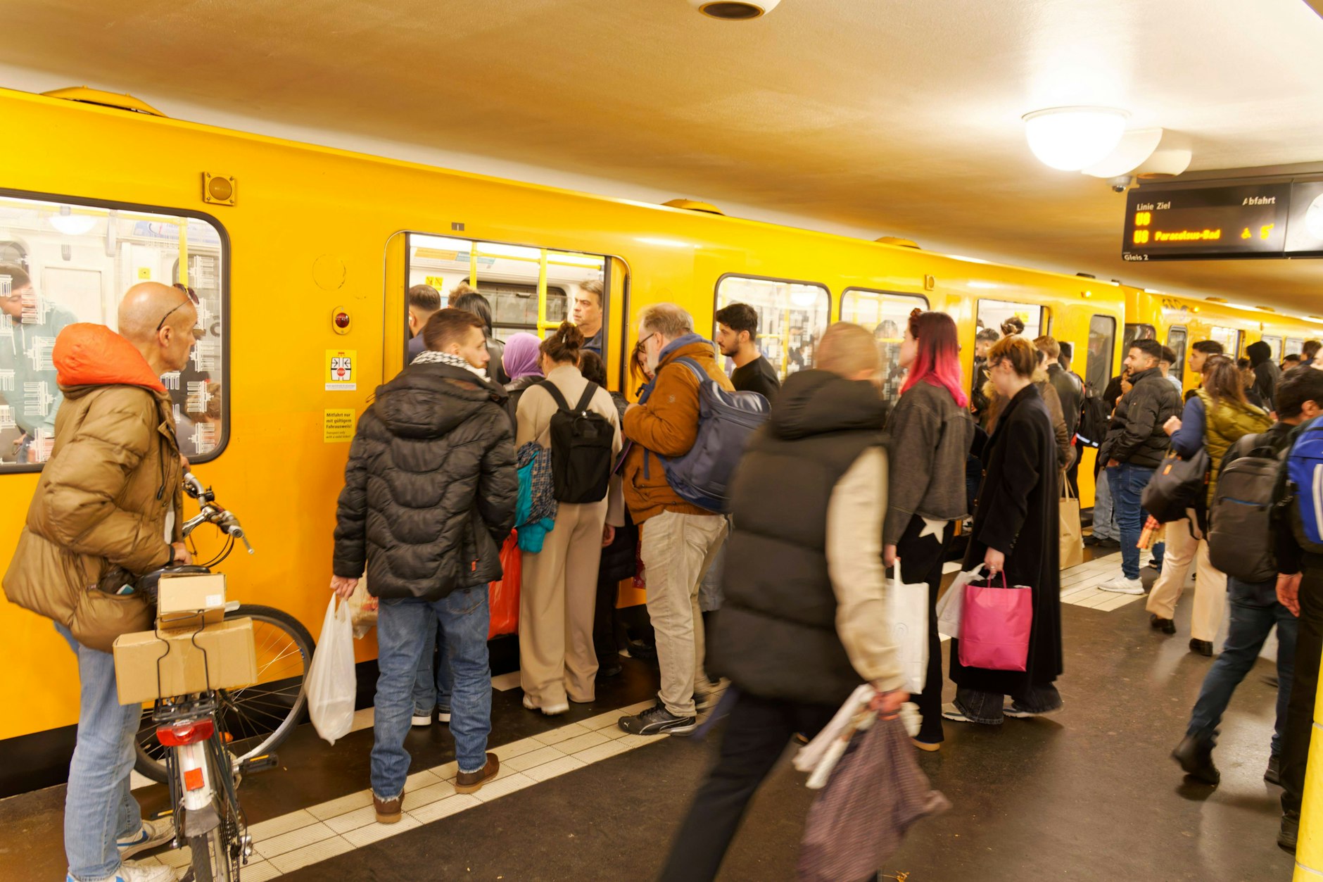 Eine überfüllte U-Bahn auf der Linie U8: Frauen und andere Flinta-Personen fühlen sich im Gedränge besonders unwohl, werden überdurchschnittlich häufig bedrängt oder attackiert.