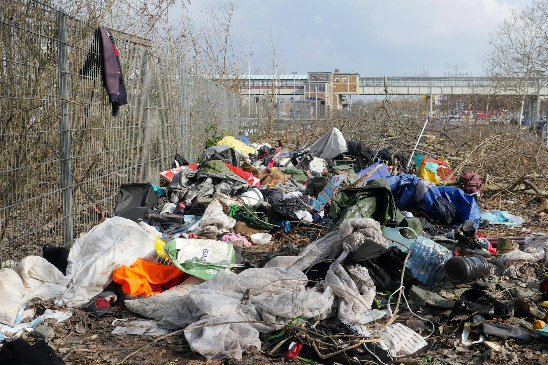 Berlin versinkt in Müll – hier ein Foto von 15. März 2025 in Berlin. Wo illegal Müll am Rand der S-Bahn entsorgt wurde.