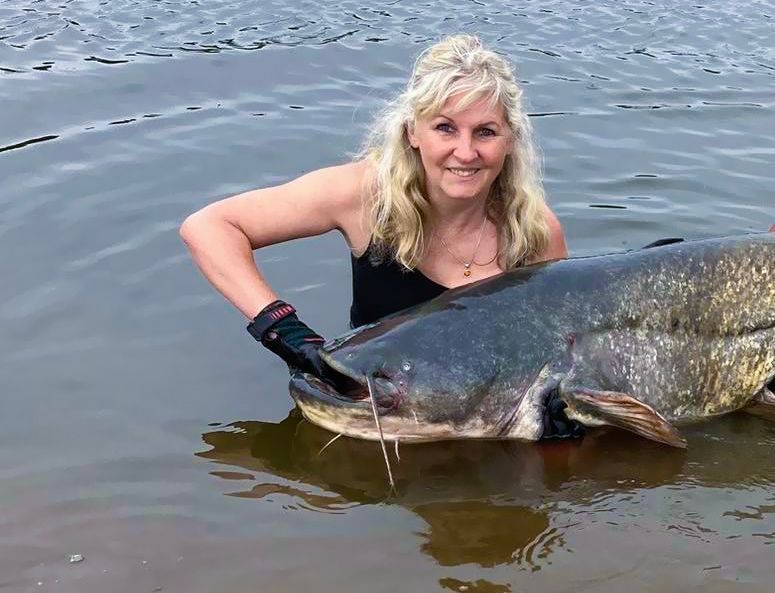 „Anglerkönigin“ fängt Monster-Wels in der Oder – DAS machte sie mit dem Tier!