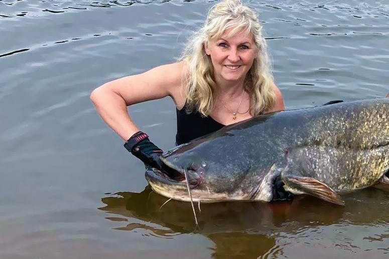 Mit diesem Fang ist Christine Hein die „Anglerkönigin“ von Brandenburg: Der im Mai 2024 gefangene Wels aus der Oder hat eine Länge von 2,13 Metern und ein Gewicht von 52 Kilo.