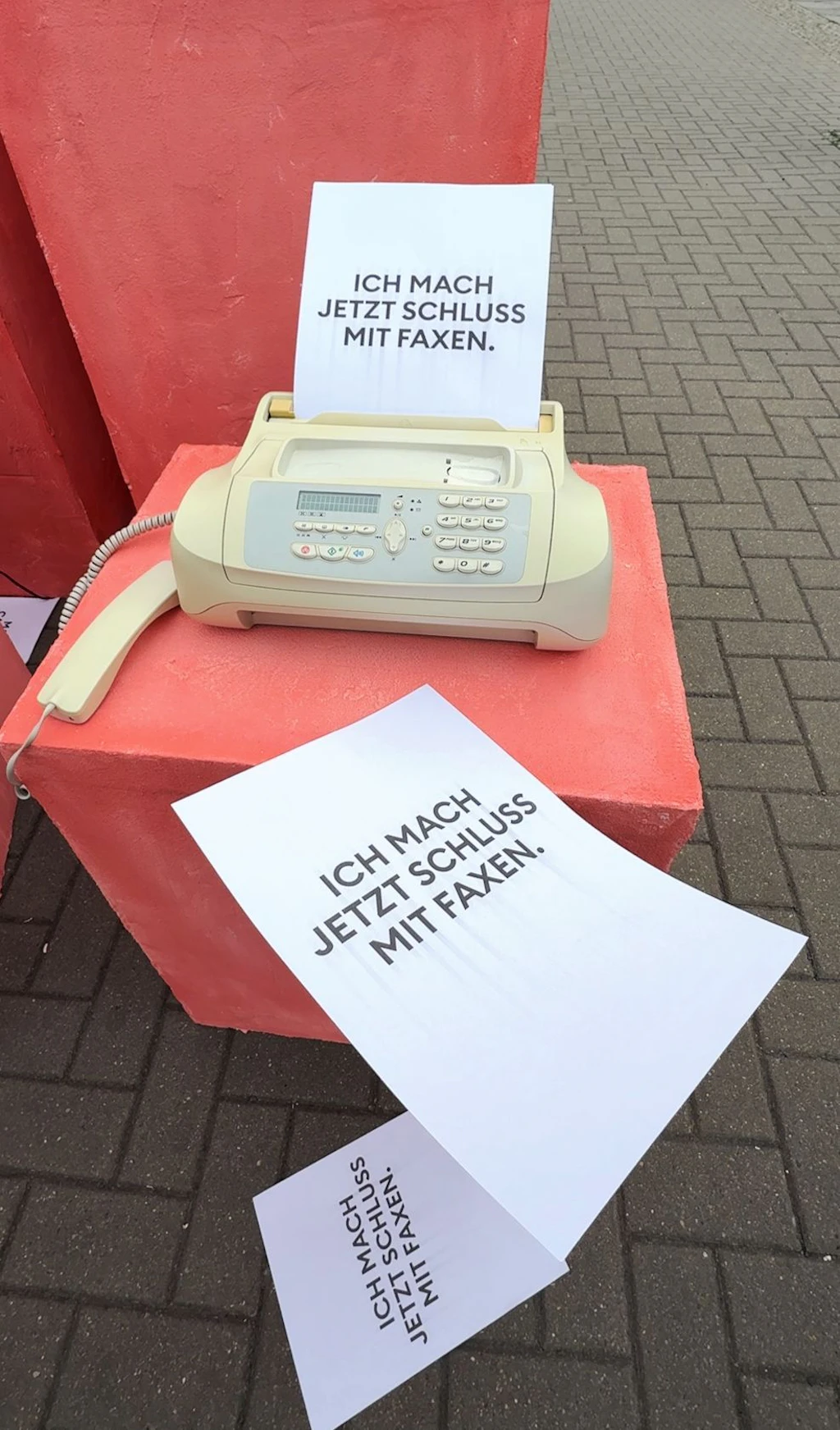 Bürokratie mit Faxgeräten bekämpfen: FINOMs „Faxvertising“-Kampagne unterstreicht Deutschlands digitale Kluft