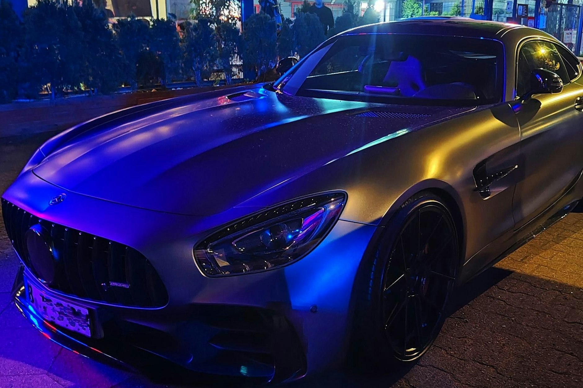 Er parkte mitten auf dem Bürgersteig: der Mercedes-Benz AMG GT für mindestens 113.000 Euro.