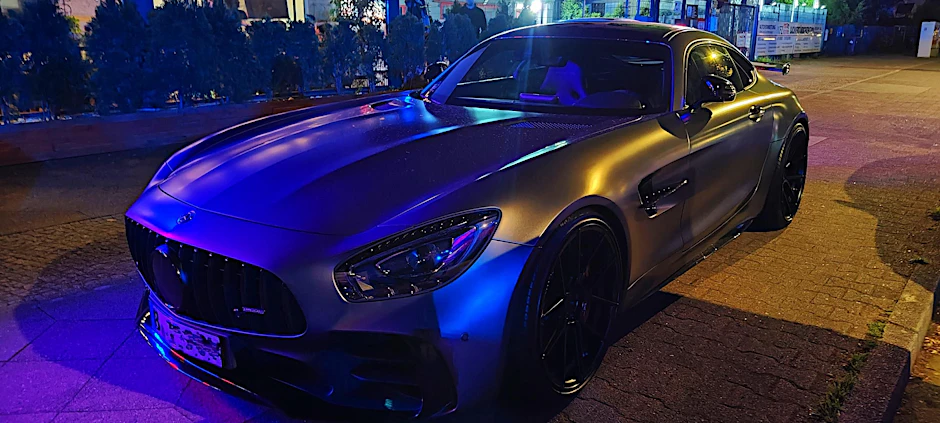 Er parkte mitten auf dem Bürgersteig: der Mercedes-Benz AMG GT für mindestens 113.000 Euro.