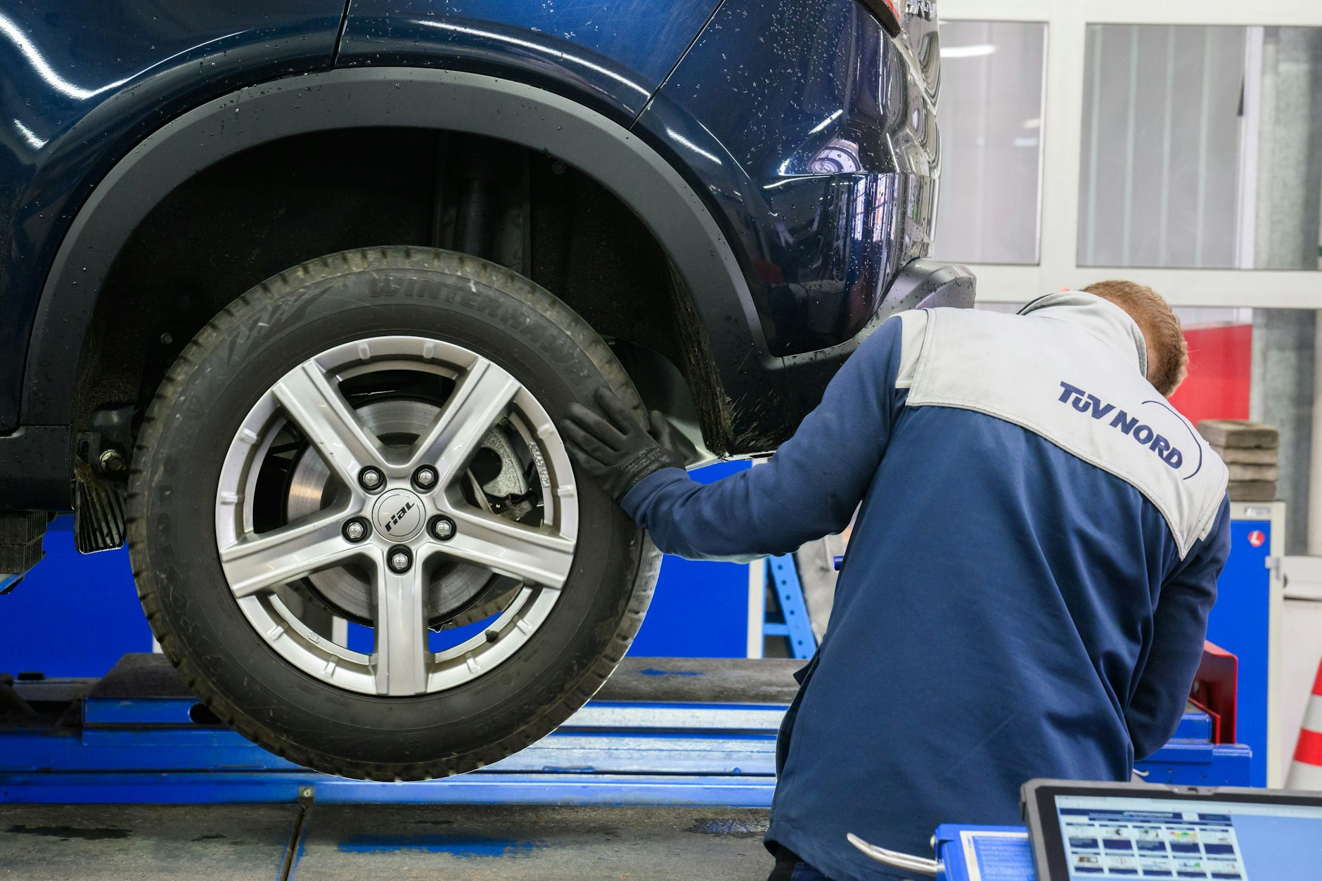 Bei der Hauptuntersuchung wird das Auto durchgecheckt.