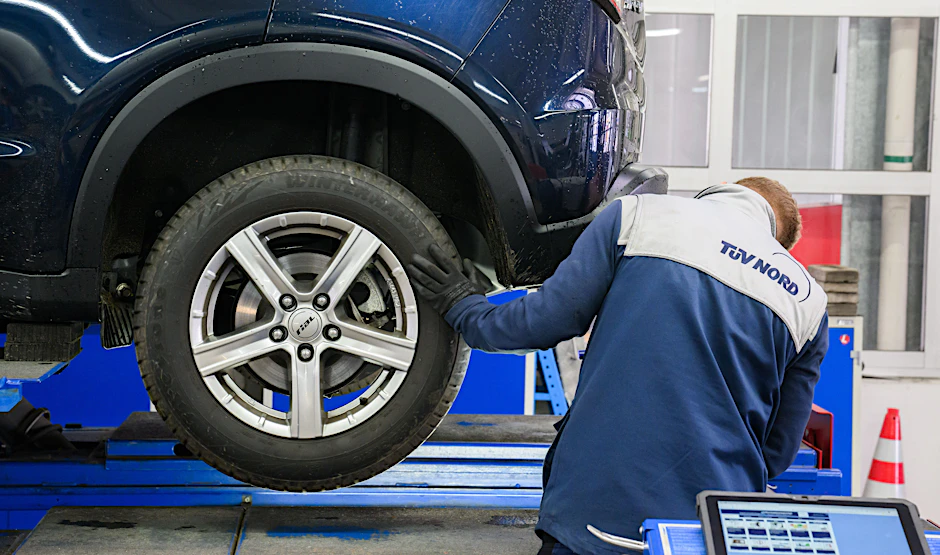 Bei der Hauptuntersuchung wird das Auto durchgecheckt. 