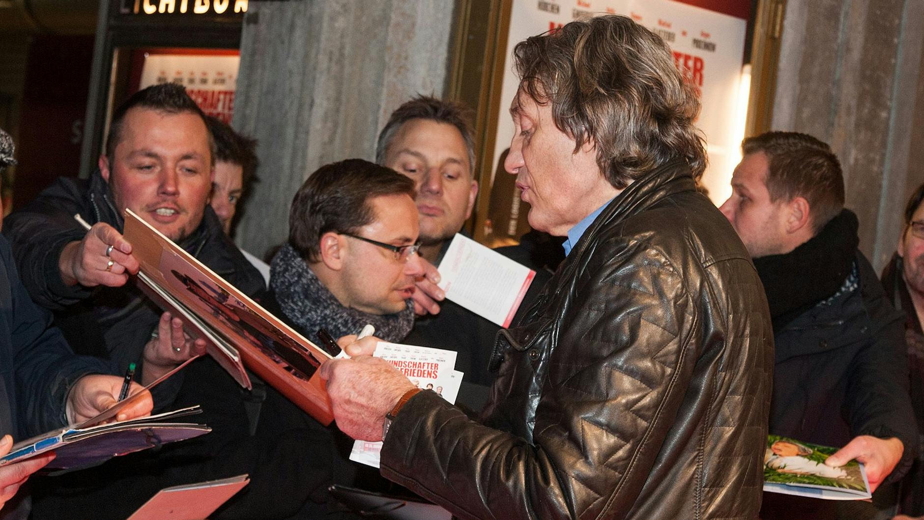 Auch wenn er in die Jahre gekommen ist: Winfried Glatzeder ist bei seinem Publikum beliebt, muss weiter fleißig Autogramme schreiben.