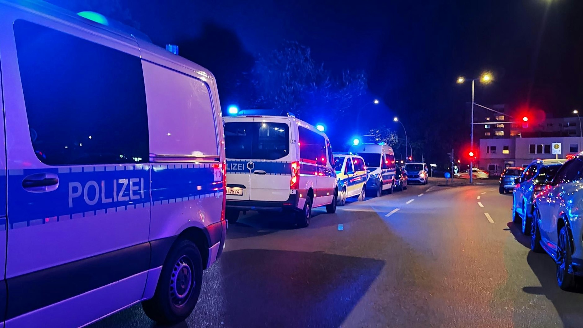 Die Polizei sperrte alles ab: Der Grüner Weg in Berlin-Neukölln war eine Stunde für den Verkehr gesperrt.
