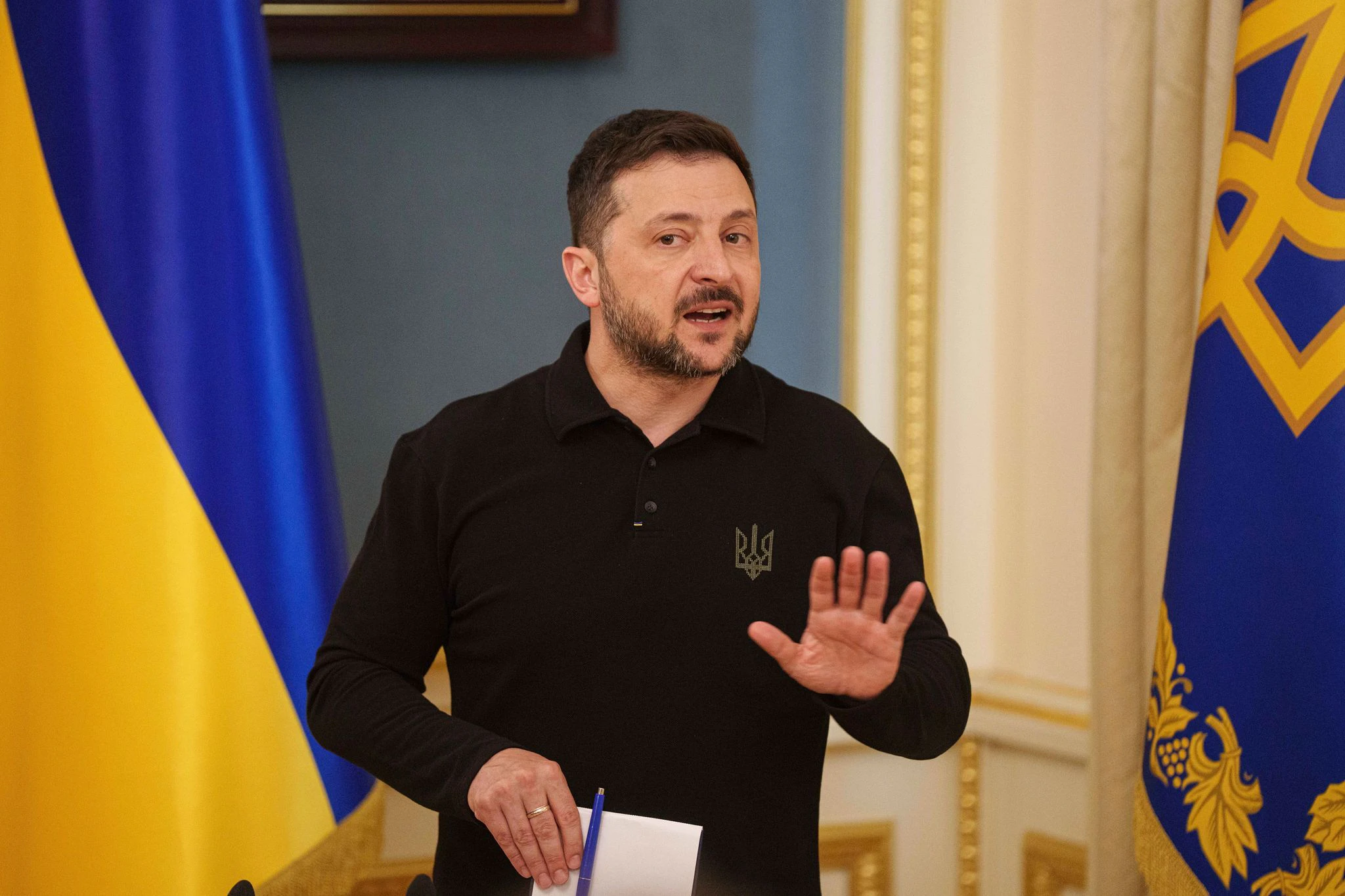 Der ukrainische Präsident Wolodymyr Selenskyj spricht während einer Pressekonferenz.