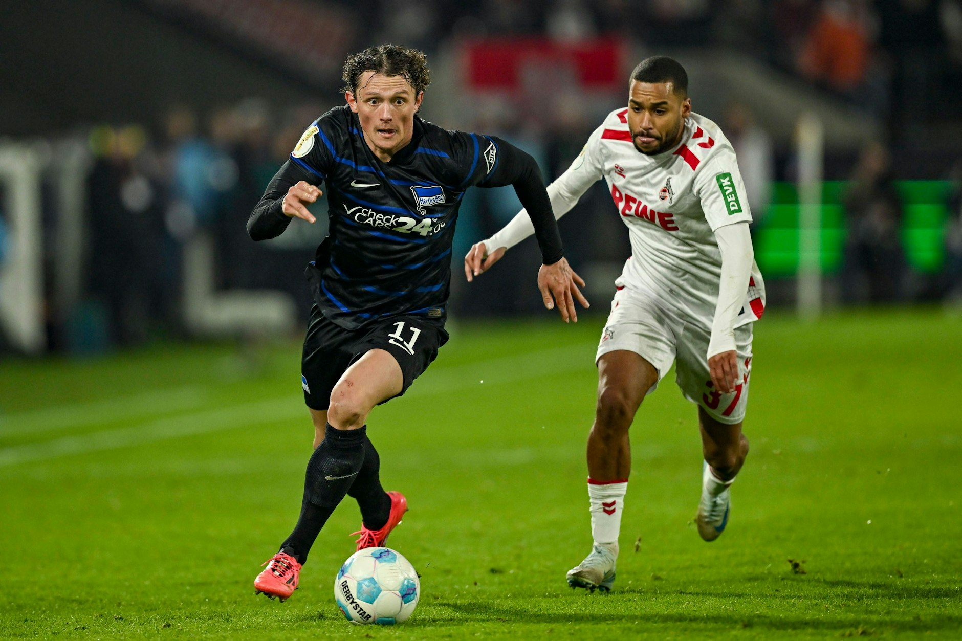 An Fabian Reese (l.) von Hertha BSC baggert der 1. FC Union noch nicht. Dafür sind die Köpenicker scharf auf Kölns Linton Maina, der bekennender Hertha-Fan ist.