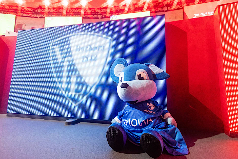Bobbi Bolzer, Maskottchen des VfL Bochum, ist als blaue Maus bei jedem Heimspiel am Stadion an der Castroper Straße unterwegs.