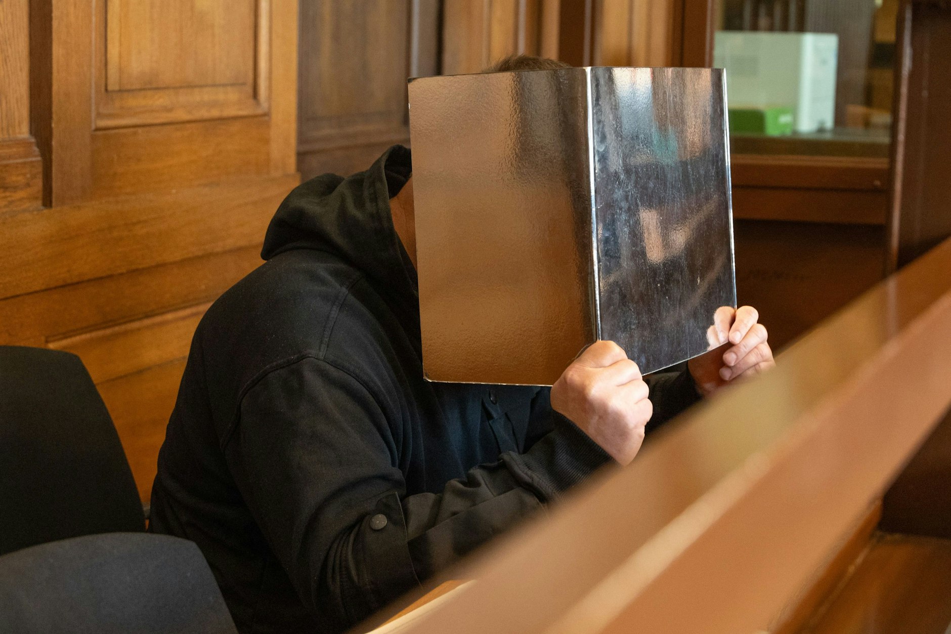 Der Pistolen-Mann sitzt seit Donnerstag in Berlin vor Gericht.