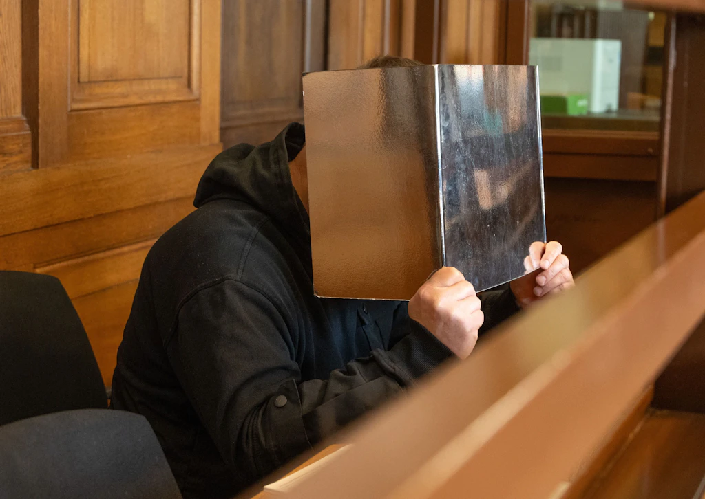 Köpenick: Pistolen-Mann schießt Imbiss-Wirt nieder – jetzt der Prozess