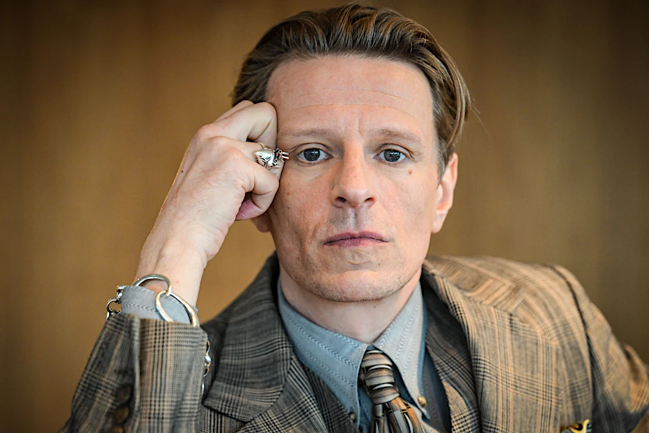 Der Schauspieler und Musiker Alexander Scheer ist für zwei Deutsche Filmpreise nominiert und trotzdem sauer – auf die Politik.