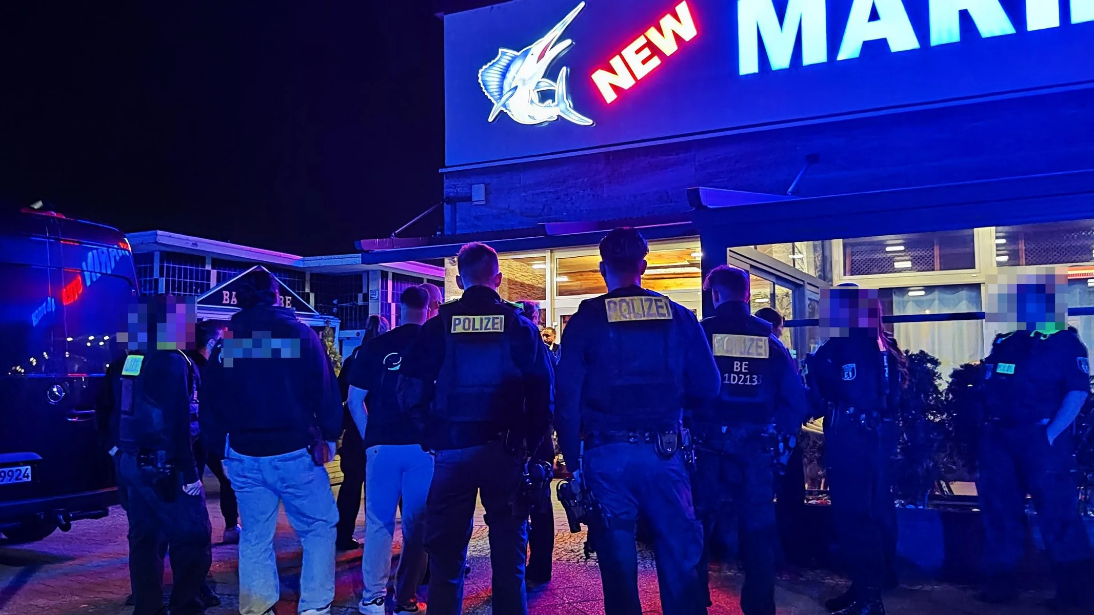 Großeinsatz der Polizei: In einem Neuköllner Restaurant lief eine Geburtstagsfeier aus dem Ruder, eine Person musste verletzt in ein Krankenhaus transportiert werden.  