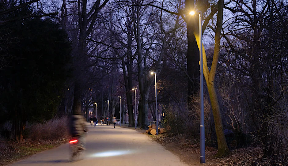 Im Neuköllner Volkspark Hasenheide gibt es seit Ende 2024 eine intelligente Beleuchtung für den Radweg.