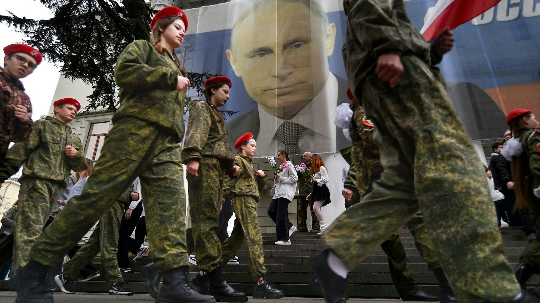 Vor zwei Jahren: Uniformierte Jugendliche marschieren in Jalta anlässlich einer Aktion zum neunten Jahrestag der Krim-Annexion an einem Bild des russischen Präsidenten Wladimir Putin vorbei.
