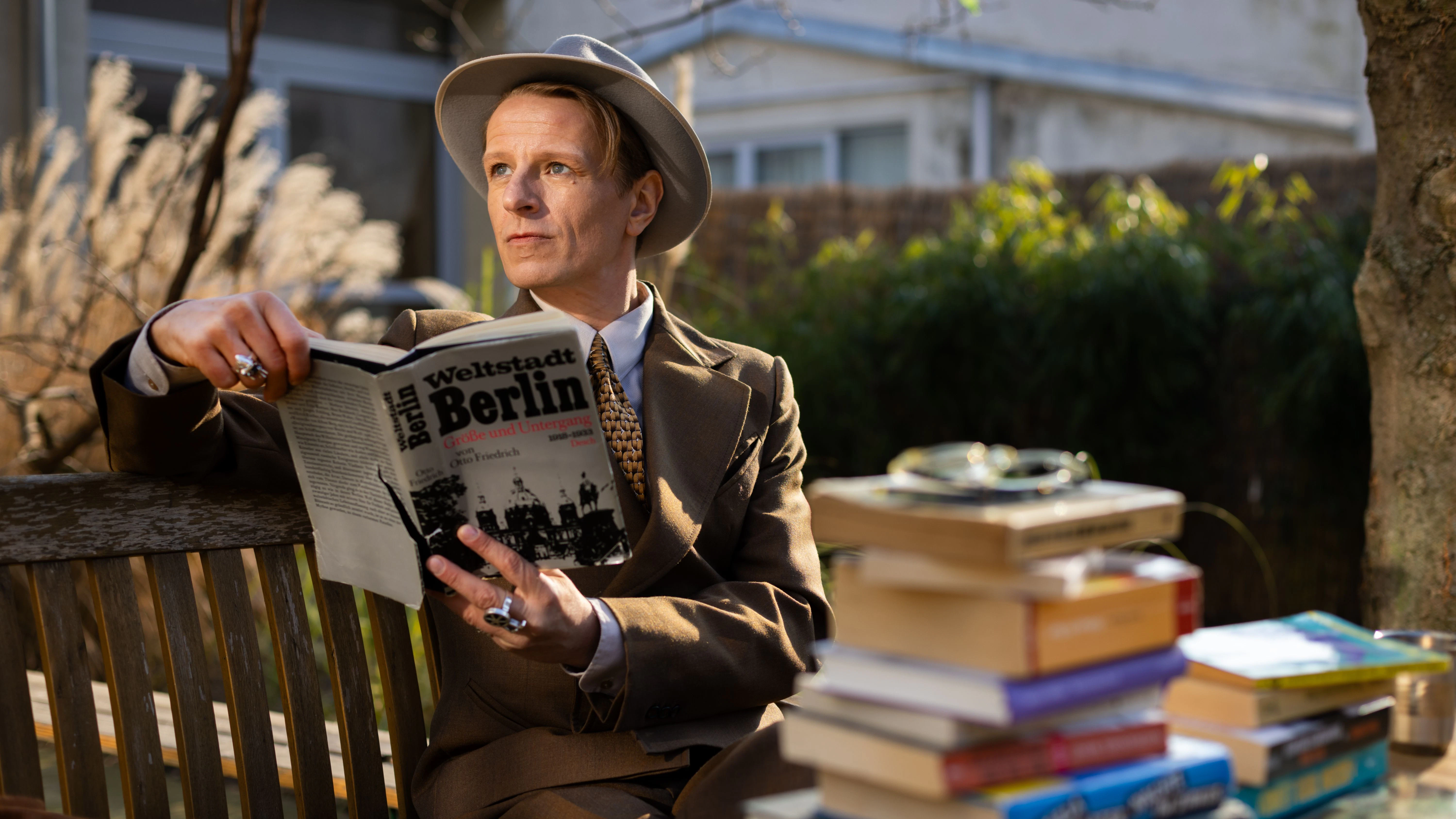 Alexander Scheer etwas verträumt als David Bowie im Berliner Ensemble.
