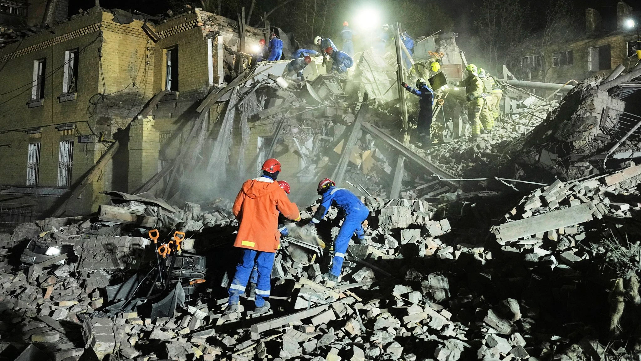 Russland hat ukrainischen Angaben zufolge in der Nacht erneut mit Drohnen die ukrainische Hauptstadt Kiew angegriffen. Ukrainische Helfer suchen am frühen Donnerstag in den Trümmern nach Überlebenden.