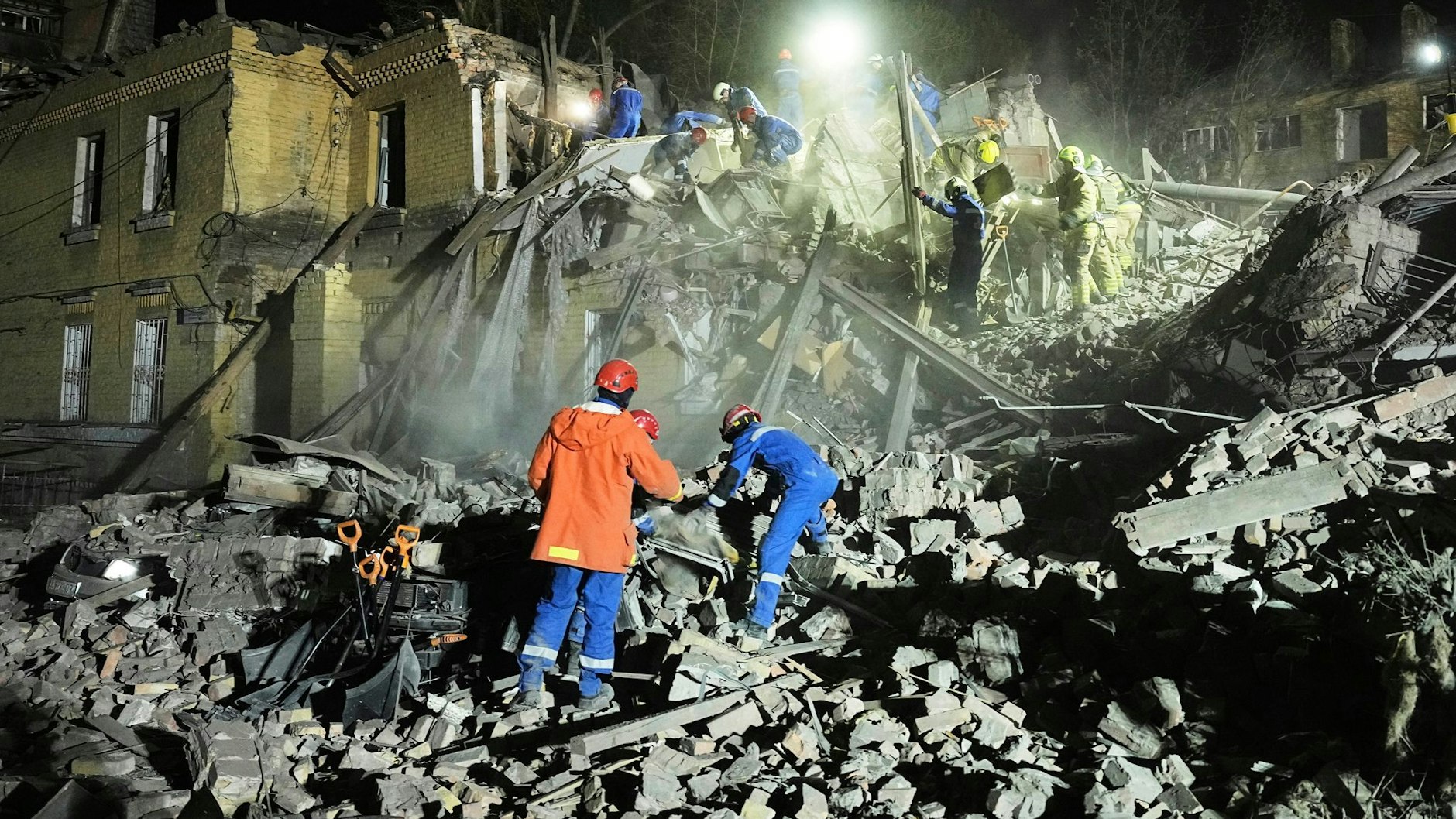 Russland hat ukrainischen Angaben zufolge in der Nacht erneut mit Drohnen die ukrainische Hauptstadt Kiew angegriffen. Ukrainische Helfer suchen am frühen Donnerstag in den Trümmern nach Überlebenden.